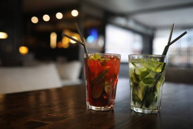 Bir tablo bir kafede nesnelerle