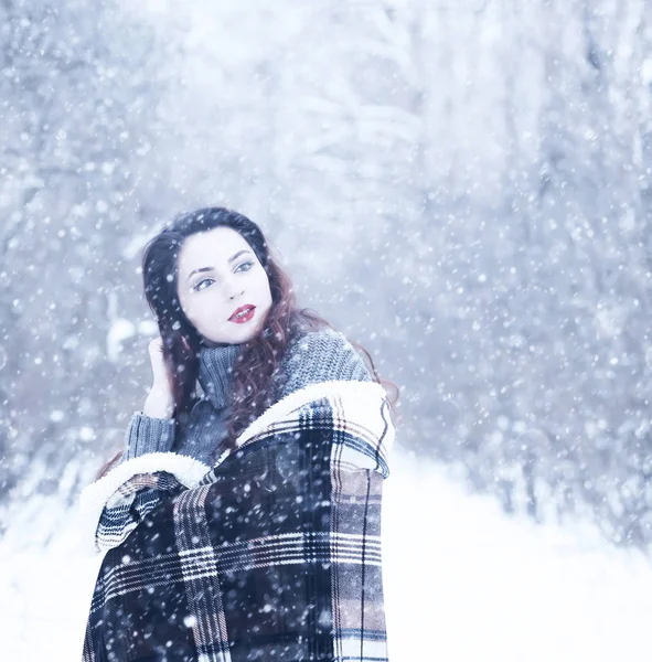 Menina bonita em uma bela neve de inverno — Fotografia de Stock