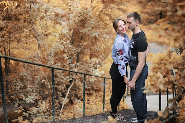 Belo jovem casal em uma caminhada — Fotografia de Stock