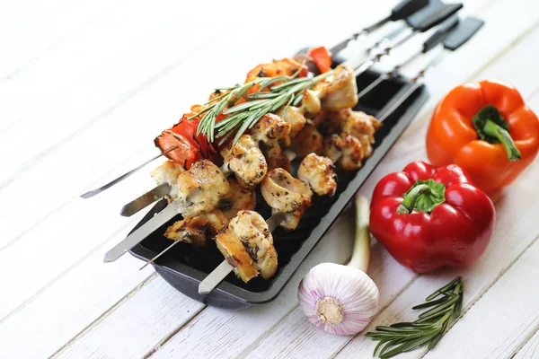 Kebab na kovové špízy se zeleninou Stock Obrázky