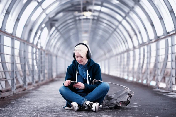 Fiatal tanuló, hallgató-hoz zene nagy fejhallgató a metróban — Stock Fotó