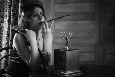 Güzel 1930'larda kız tek renkli dumanlar