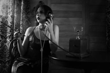 Güzel 1930'larda kız tek renkli dumanlar