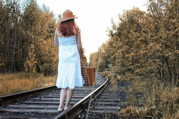 Höst park flicka i vit klänning och en korg resväska promenader — Stockfoto