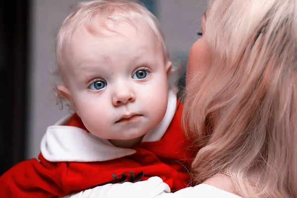 Portrait d'un jeune enfant blond aux yeux bleus — Photo