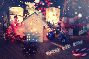 Yeni yıl tablo çam kozalağı ve mum