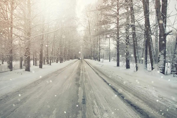 Дорога в снежную бурю зимы — стоковое фото