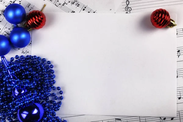 Decorações de árvore de Natal na mesa e folha com música não — Fotografia de Stock
