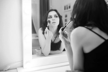 Kız makyaj siyah-beyaz yapmak