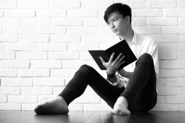 Asyalı öğrenci kitapları ile