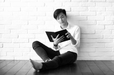 Asyalı öğrenci kitapları ile