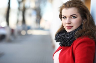 Şehirde kırmızı paltolu bir yolda güzel kız