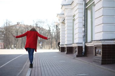 Şehirde kırmızı paltolu bir yolda güzel kız
