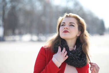 Şehirde kırmızı paltolu bir yolda güzel kız