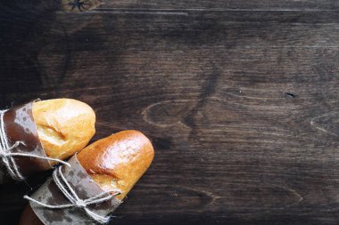 Ahşap bir masa üzerinde taze pişmiş Fransız baget