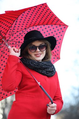 Güzel kız şehirde bir şemsiye ile bir yolda