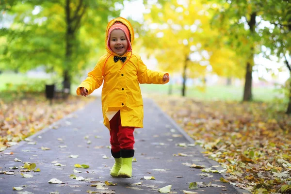 Los niños en el paseo del parque de otoño —  Fotos de Stock