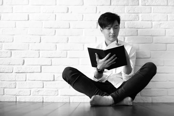 Asiatiska student med böcker — Stockfoto