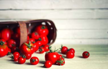 ahşap masa üzerinde taze domates