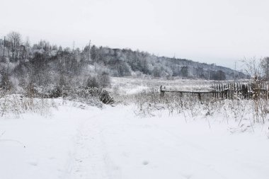 Kış bulutlu günde manzara