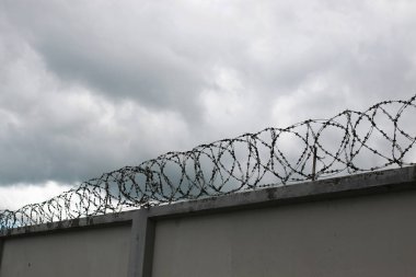 Tel çit kullanarak güvenlik sistemi