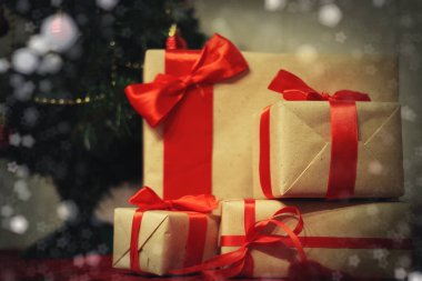 birçok aile Noel hediyesi