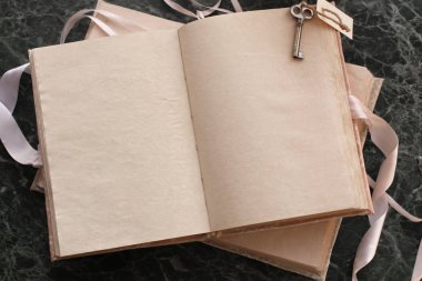 Yeşil Mermer tezgah üzerinde vintage kitap sayfalar açılır