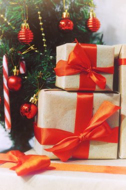 hediyeler Noel ağacının altında yığını