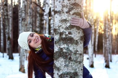 Kış portre erkek ormanda