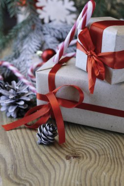 bir çam kozalağı Christmas dalları