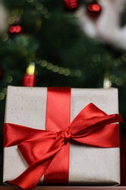 hediyeleri Noel ağacının altında