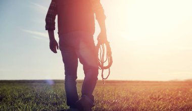 Adam kovboy şapkası ve alanında bir loso. Bir f Amerikan çiftçi