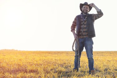 Adam kovboy şapkası ve alanında bir loso. Bir f Amerikan çiftçi