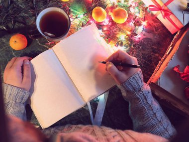 adam ile yeni yıl tablo için onun elinde boş bir kitapla