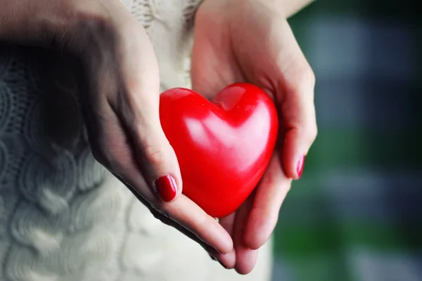Weibliche Hand valentine Herz — Stockfoto
