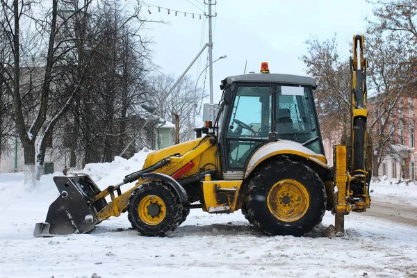 Trator para remoção de neve está estacionado em uma rua da cidade — Fotografia de Stock