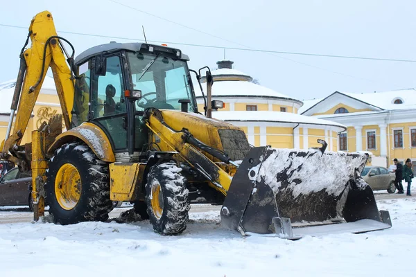 Tractor para la eliminación de nieve está estacionado en una calle de la ciudad — Foto de Stock