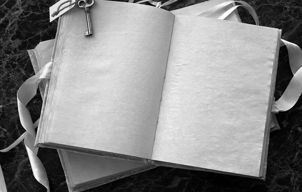 Páginas em branco abriu livro vintage na mesa — Fotografia de Stock