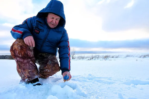 Zimní rybář na jezeře — Stock fotografie
