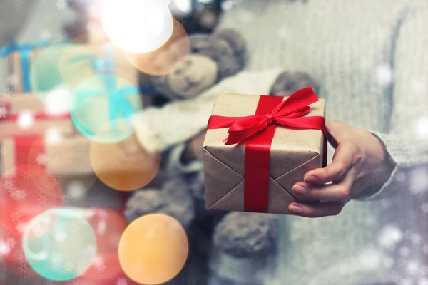 Geschenke geben Hand neues Jahr — Stockfoto