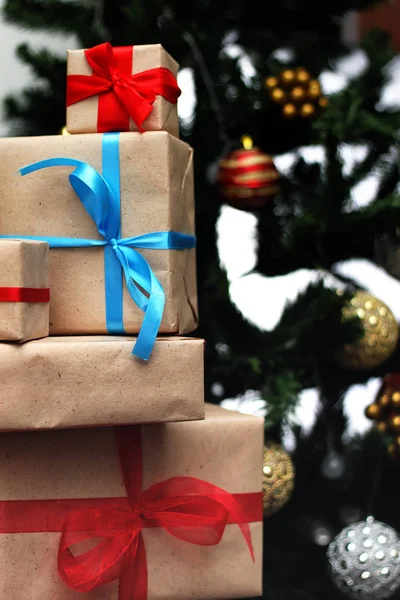 Presente sob árvore bola de Natal — Fotografia de Stock