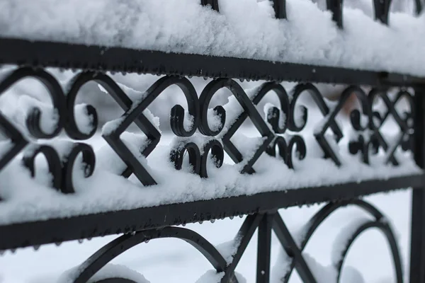 Portões de vedação forjado inverno — Fotografia de Stock