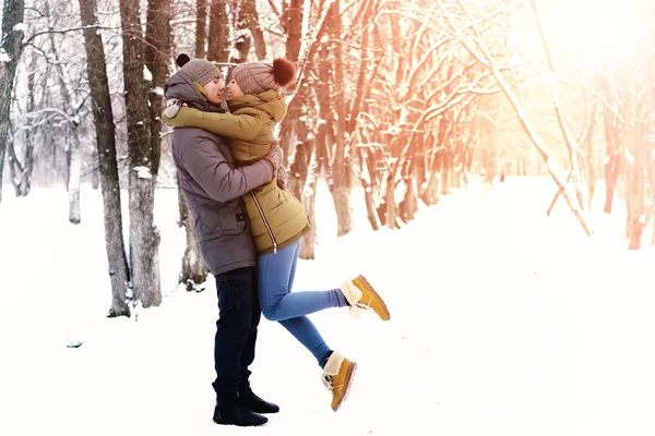 Casal apaixonado inverno ao ar livre — Fotografia de Stock