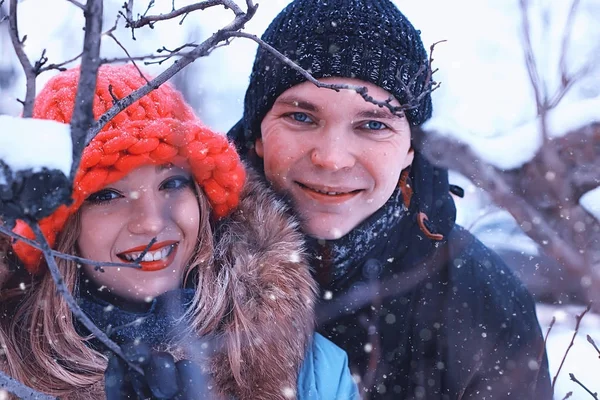 Par leende unga älskande vintern — Stockfoto