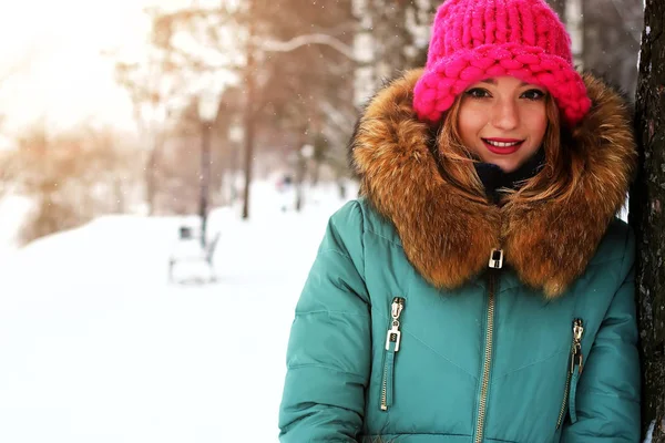 Fiatal nő fa téli — Stock Fotó
