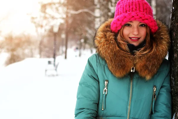 Jovem mulher árvore inverno — Fotografia de Stock