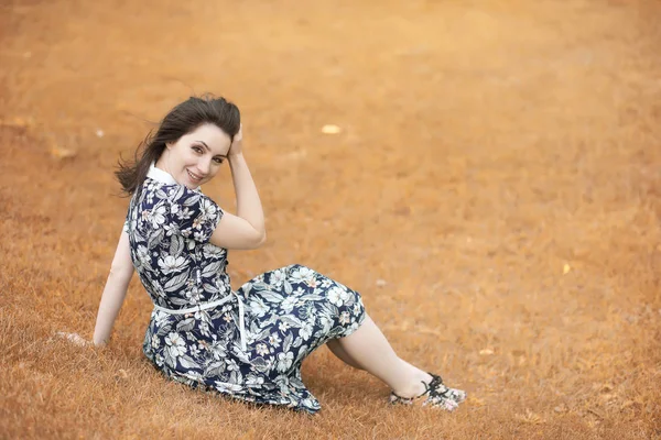 Menina bonita para um passeio no outono — Fotografia de Stock