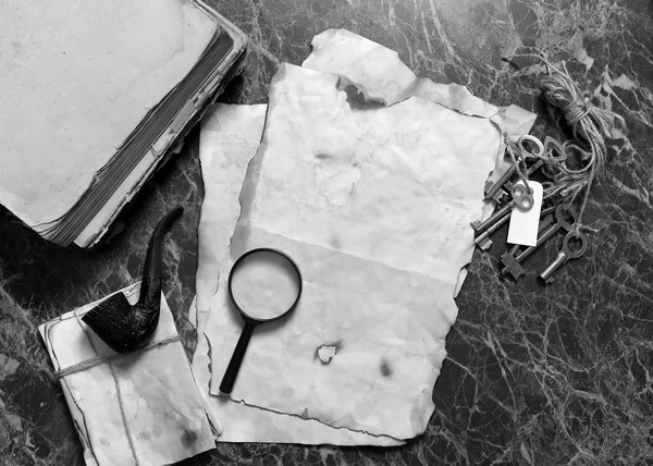 Papéis e livro sobre mesa de trabalho detetive com ferramentas — Fotografia de Stock