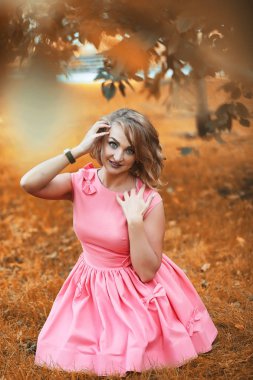 Sonbahar parkında güzel bir kız.