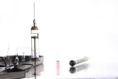 Tıbbi şırınga ve aksesuarları tablosundaki eski metal